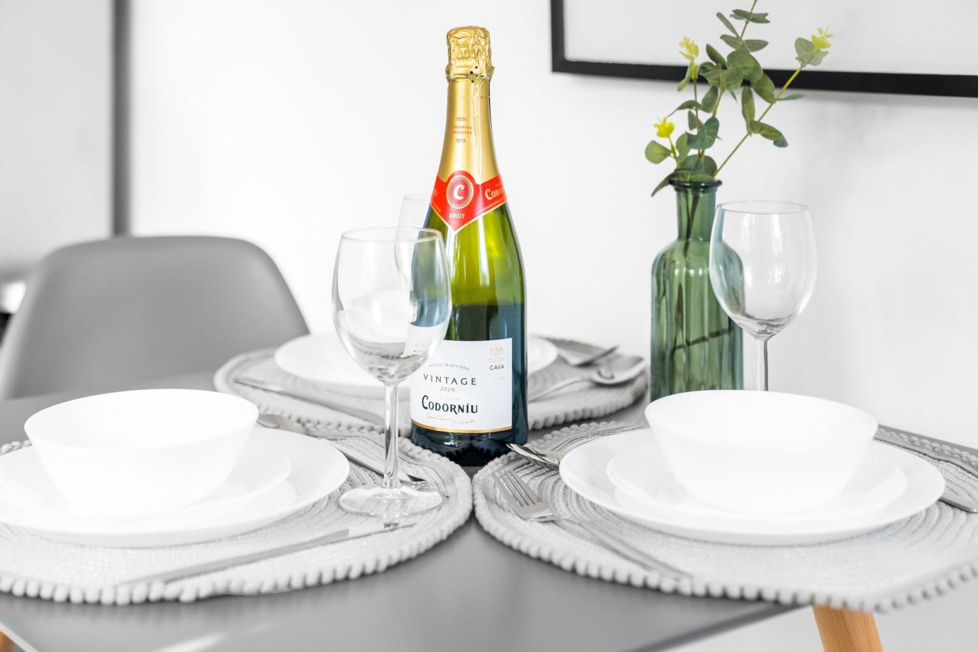 Modern 2 Bedroom - Wifi & Netflix - Secure Parking - Rated - 27ac Apartamento